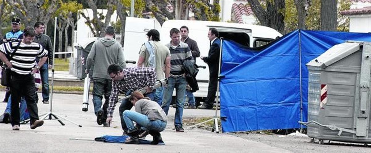 Investigació policial després de trobar el cadàver d’Azdinne Gharboui en un contenidor d’escombraries d’Empuriabrava, l’abril de l’any passat. Investigació policial després de trobar el cadàver d’Azdinne Gharboui en un contenidor d’escombraries d’Empuriabrava, l’abril de l’any passat.