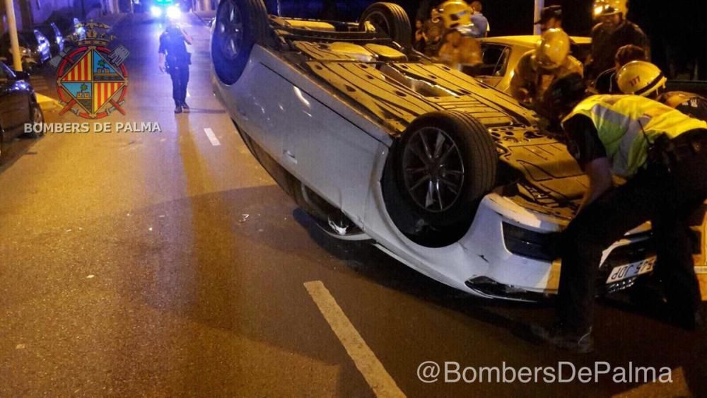 Aparatoso accidente al volcar un coche en Palma
