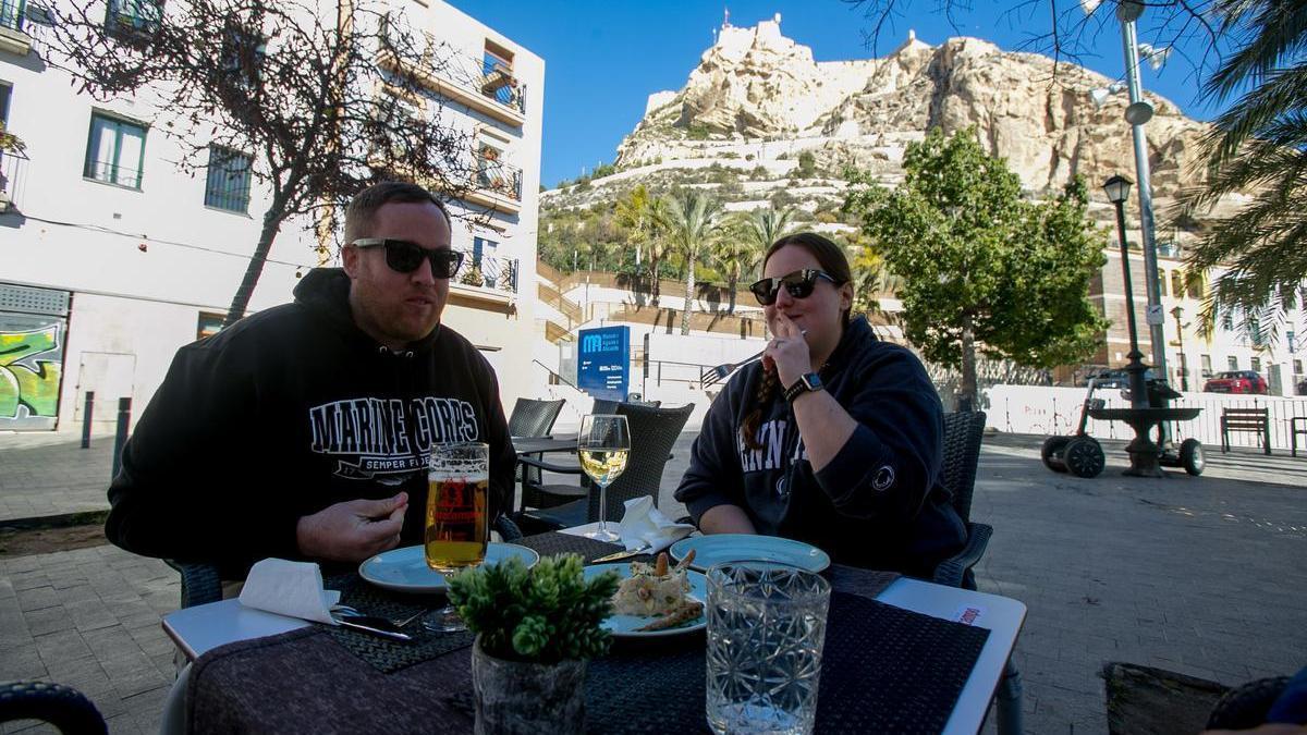 Dos personas comen en un restaurante de Alicante, en imagen de archivo