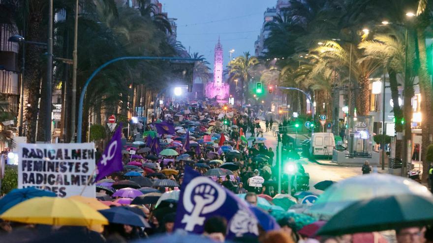 Seis mil personas marchan bajo una lluvia violeta en el 8M de Alicante