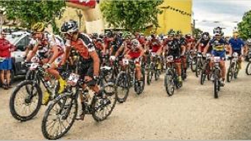 Moment de la sortida de la prova de l&#039;Anbaso Bike Series, diumenge a Castellfollit del Boix