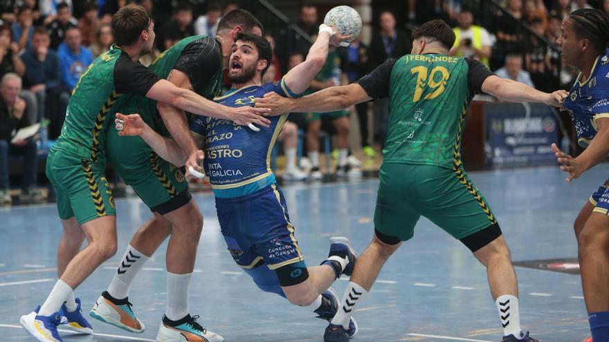 Santi López es frenado en falta por la defensa del Cuenca en el partido del domingo.