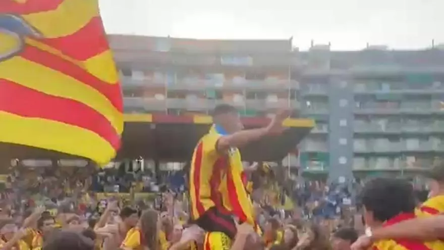 Euforia y emoción entre los aficionados del Sant Andreu que han invadido el campo al finalizar el partido