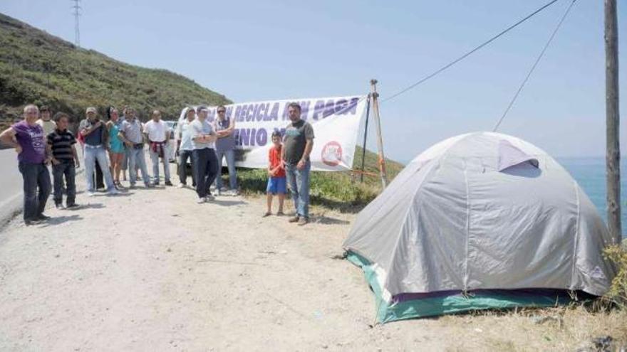 Trabajadores de Albada, ayer, junto a la tienda de campaña de su compañero despedido. / carlos pardellas