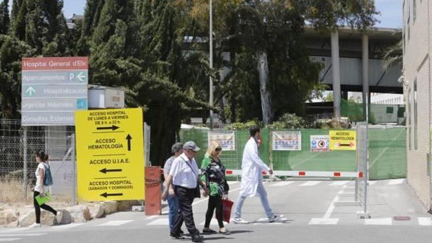 Vista exterior del Hospital General de Elche, en donde se ha habilitado una zona acotada para que puedan trabajar los obreros.