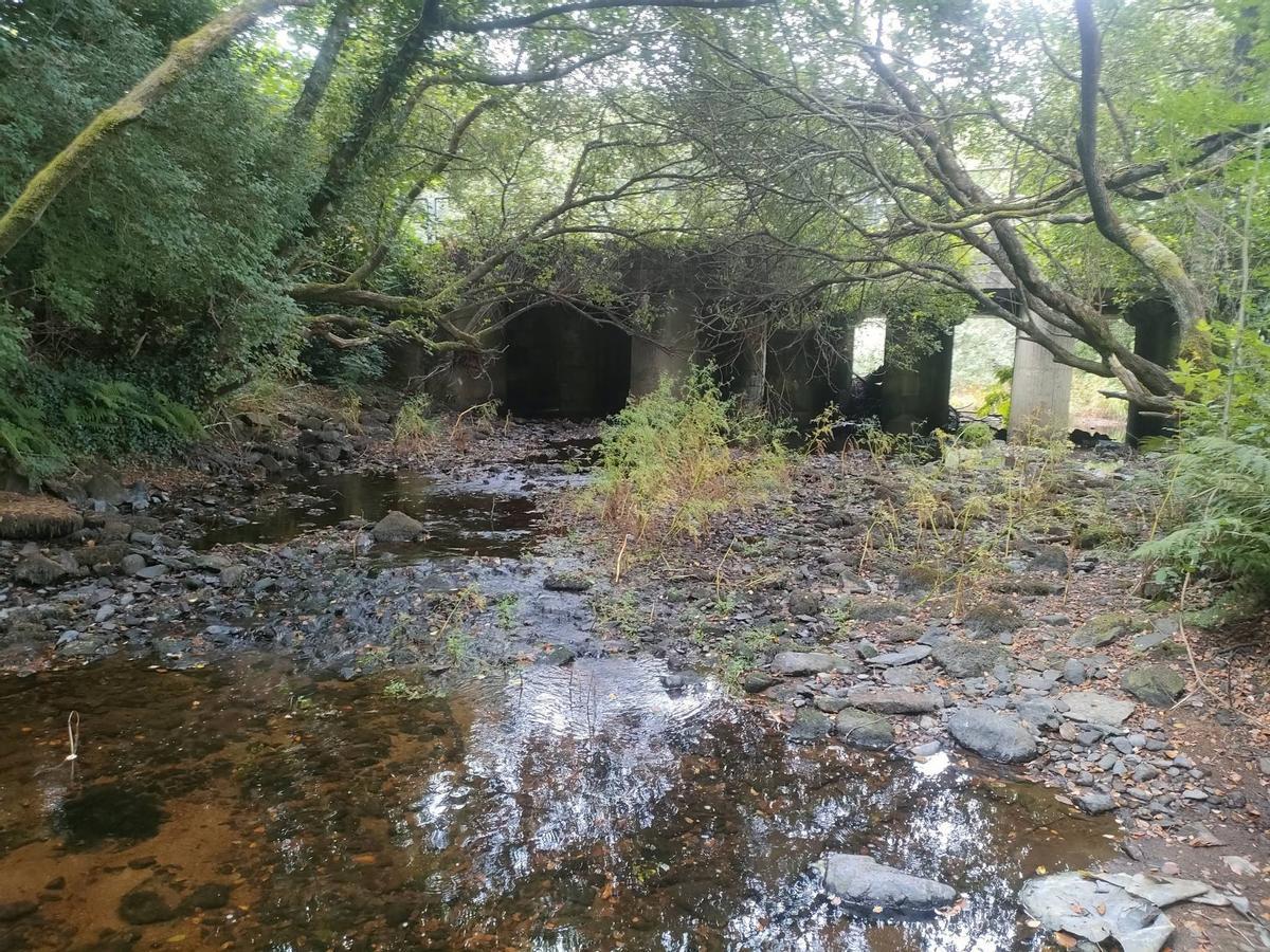Río Xallas en la cabecera, en Castriz, casi seco