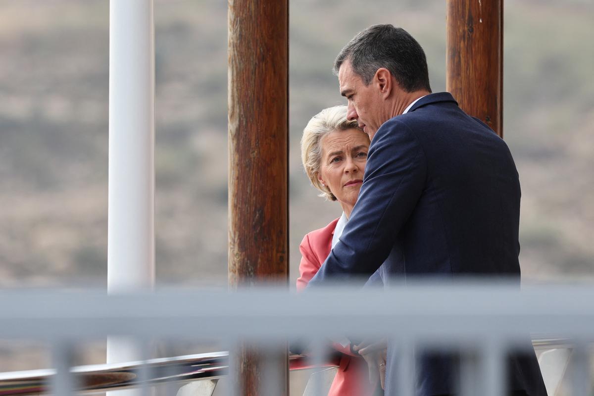 El presidente del Gobierno, Pedro Sánchez, con la presidenta de la Comisión Europea, Ursula Von der Leyen, en la cumbre europea de Alicante