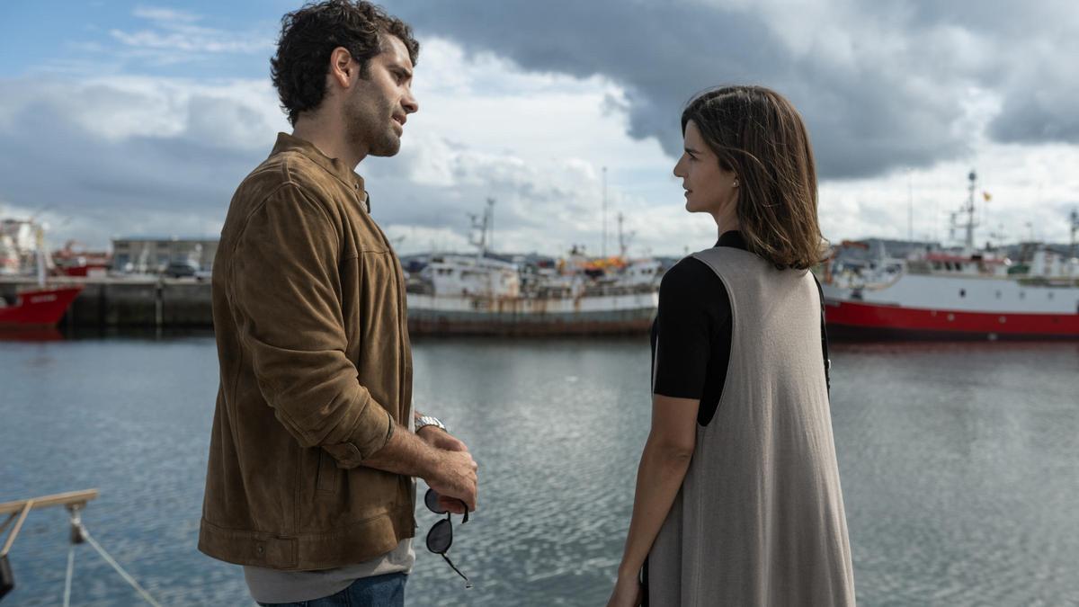 El compostelano Tamar Novas y Clara Lago, en la serie ‘Clanes’