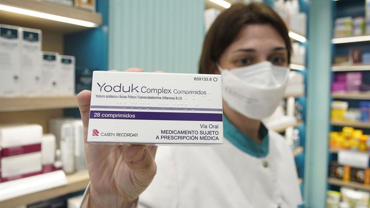 Una farmacèutica de Girona subjectant un medicament de iode