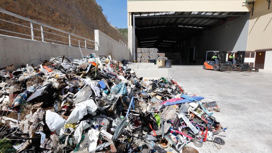 El PSIB-PSOE denuncia "opacidad total" en el traslado de residuos de Ibiza a Mallorca