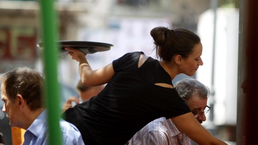 Una camarera atiende en una terraza en València.