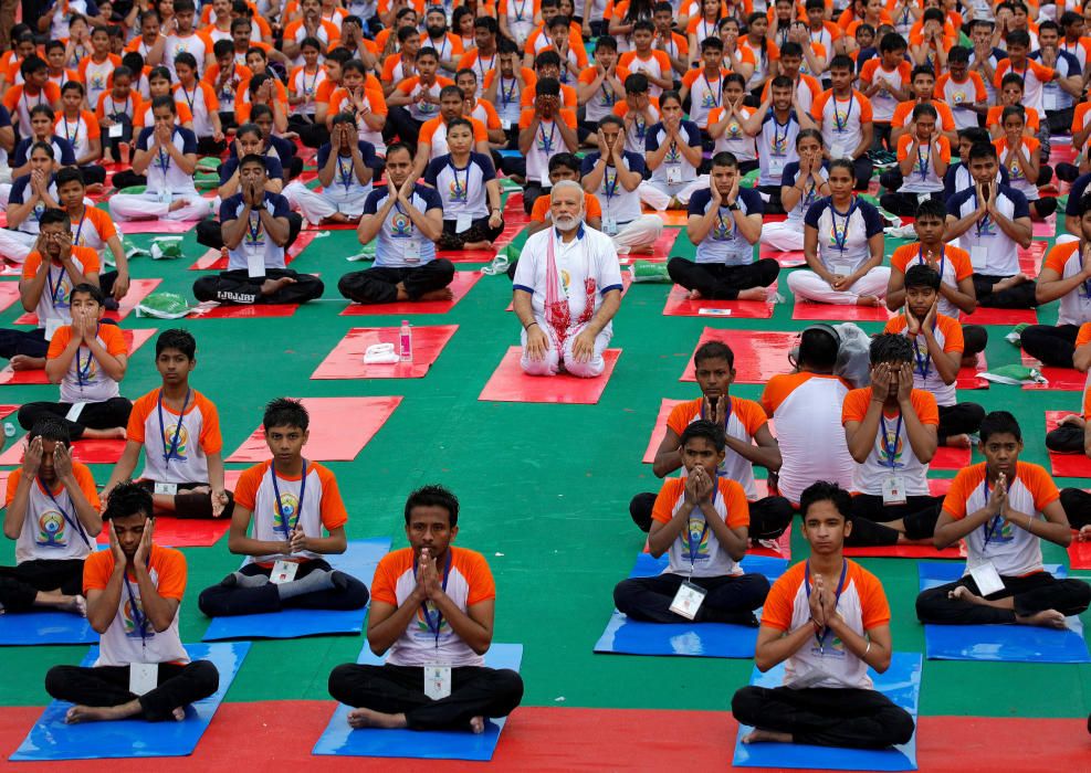 El primer ministro indio Narendra Modi practica yoga en el Día Internacional del Yoga en Lucknow, India.