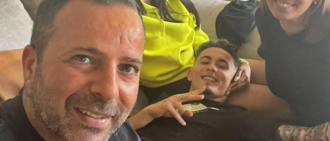Yeremy, tumbado en el sofá de su casa, junto a su padre Chiqui, su hermana Evelyn y su madre Arminda. | | LP/DLP