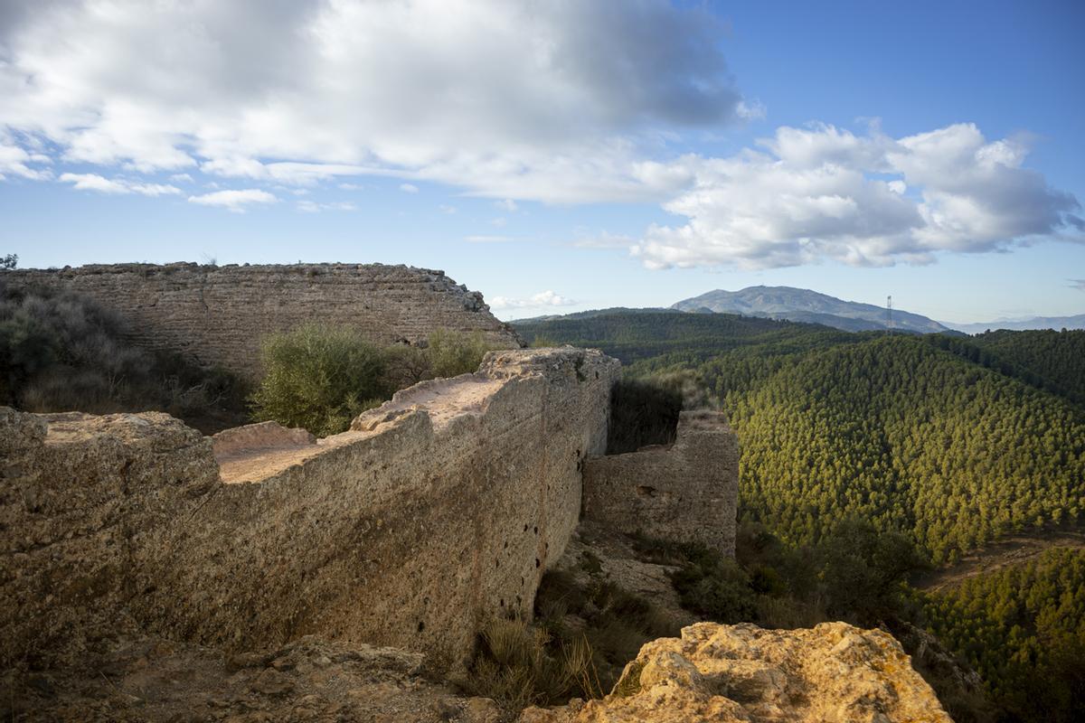 Restos del castillo de La Asomada en lo alto del Puerto de la Cadena en el Parque Natural de El Valle y Carrascoy