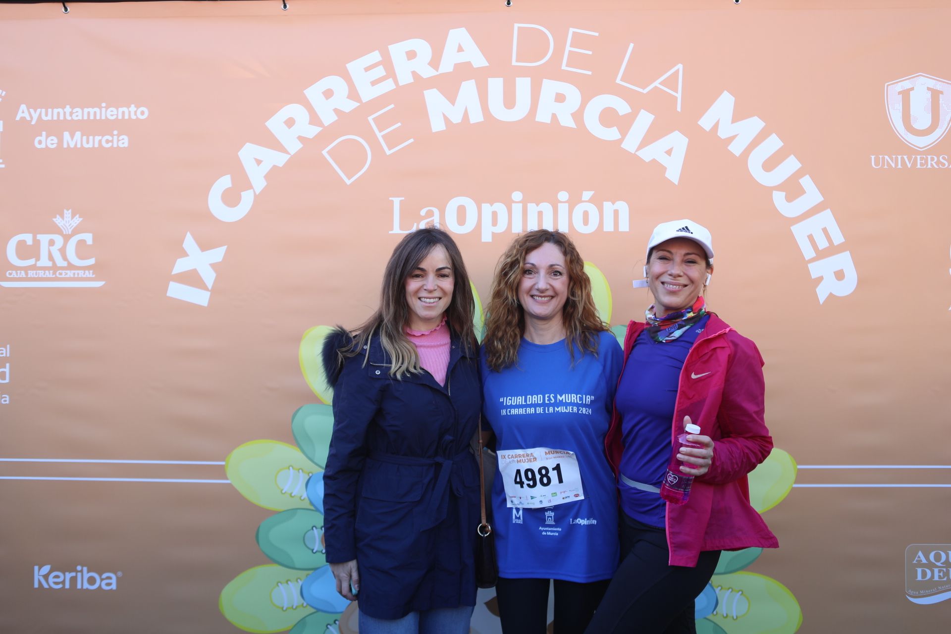 Las participantes posan en el photocall tras finalizar la Carrera de la mujer de Murcia