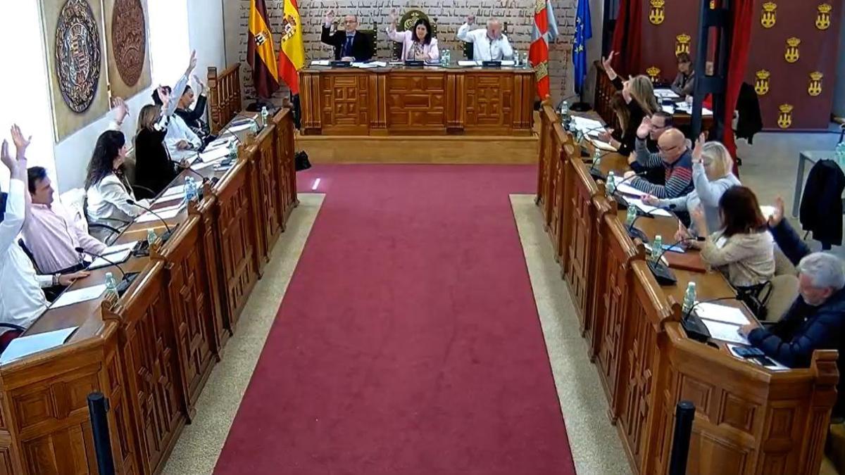 Votación de la aprobación de la adjudicación del proyecto del Puerta del Noroeste en el pleno de esta mañana.