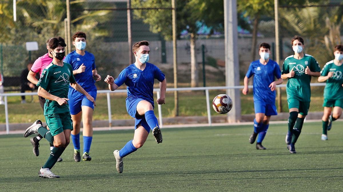 Futbolistas con mascarilla en un partido de juveniles de esta temporada. | JUAN CARLOS CAVAL