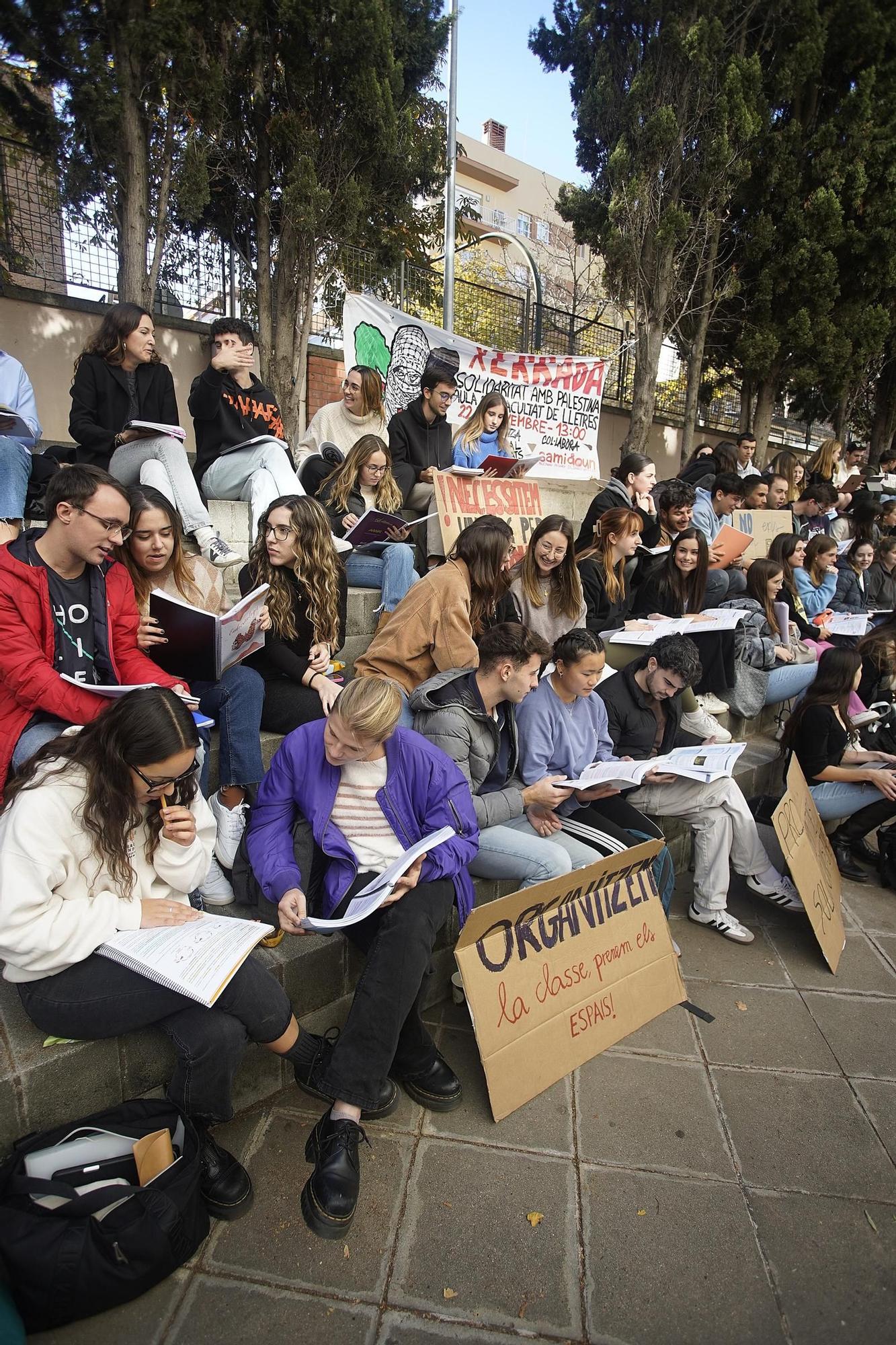 Els estudiants de la facultat d'Infermeria i Medicina protesten per la nova bilbioteca