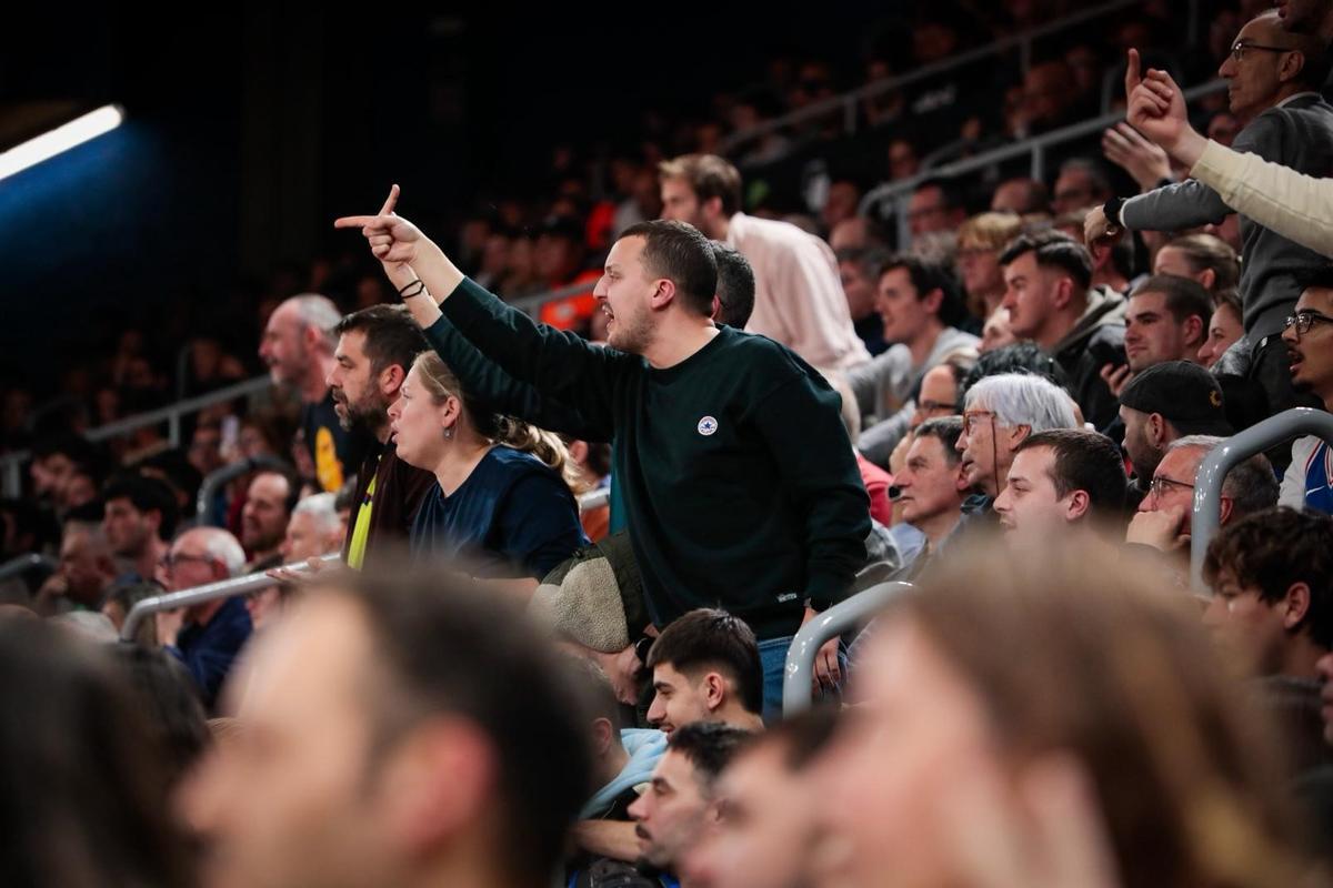 La afición del Palau mostró su indignación con el arbitraje y con la expulsión del técnico azulgrana