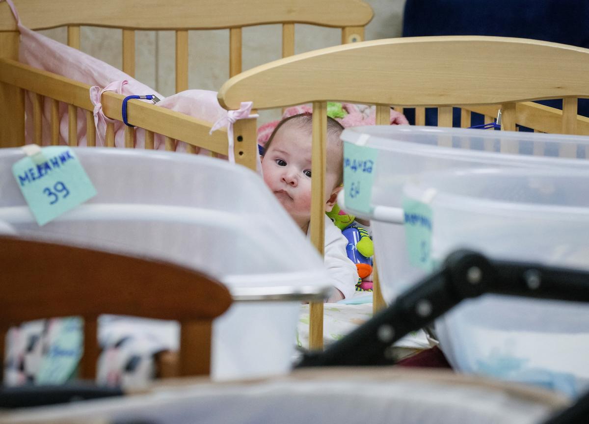 Uno de los bebés que esperan a ser recogidos por sus padres, en el refugio de la clínica BioTexCom.