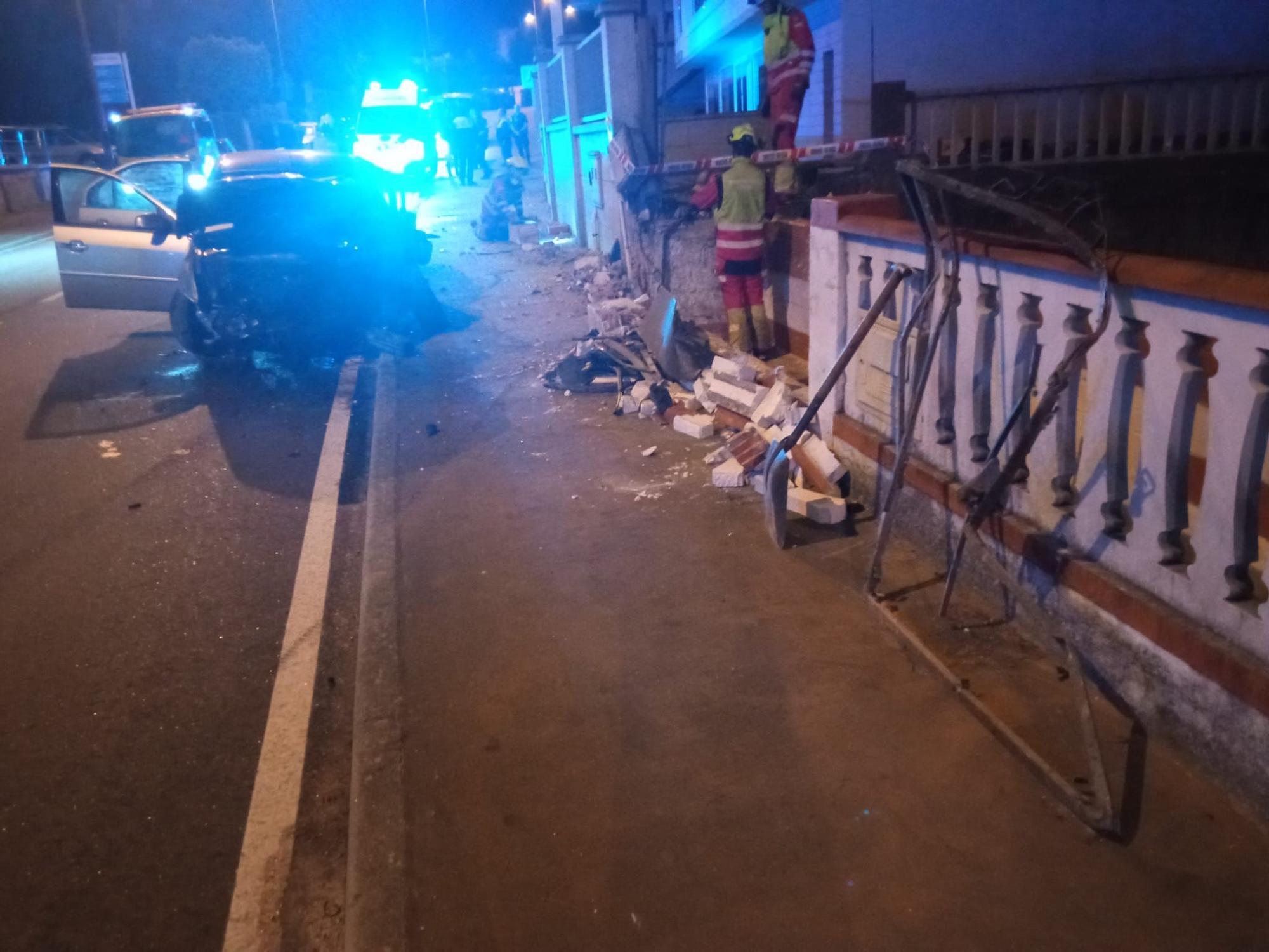 Choca con su vehículo contra el muro de una casa en Vigo y llama para que lo rescaten