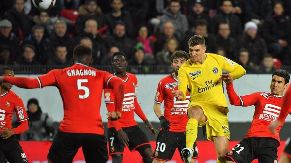 El belga Thomas Meunier abrió la cuenta con un disparo inverosímil