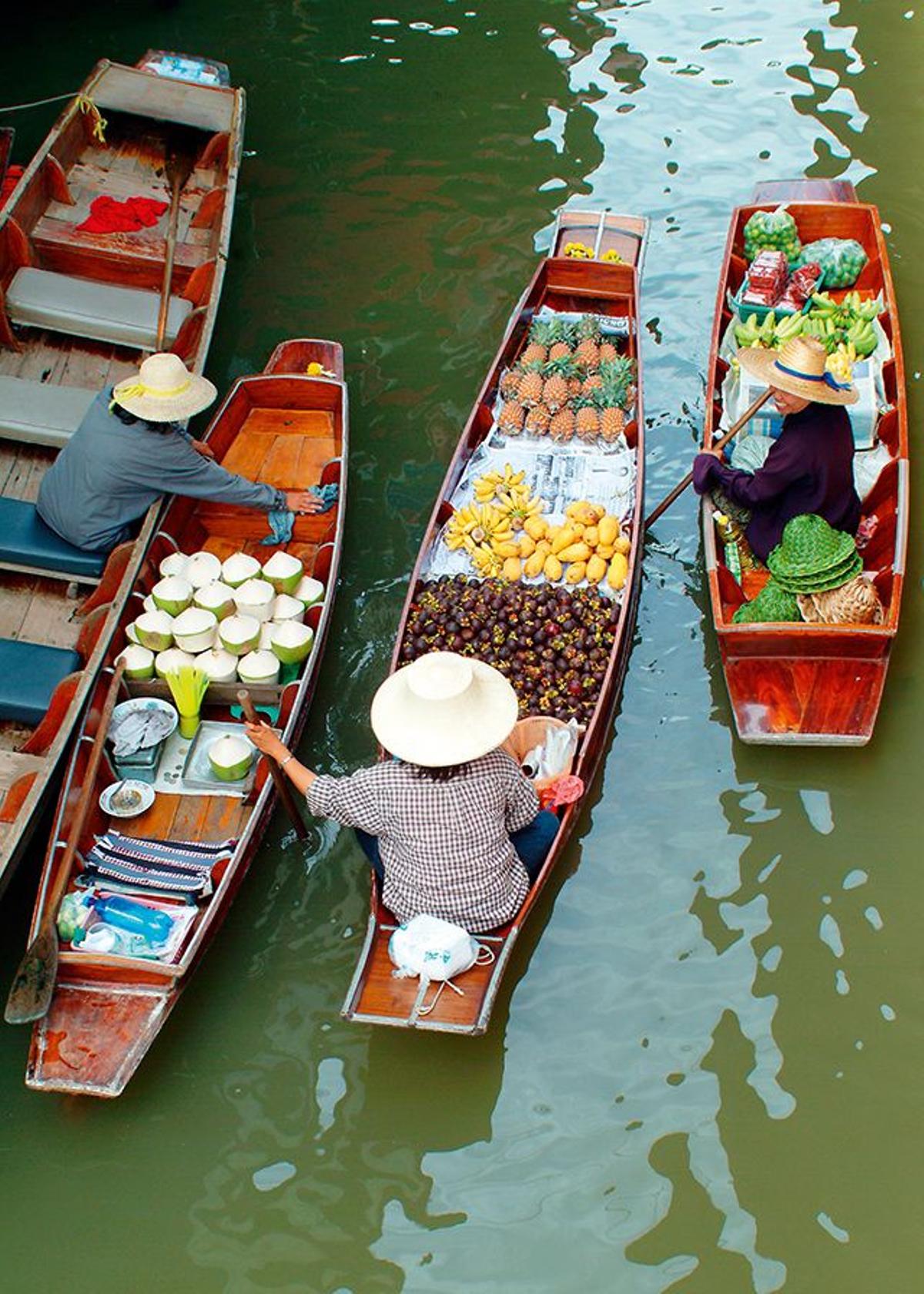 Vendedores en el mercado flotante de Damnoen