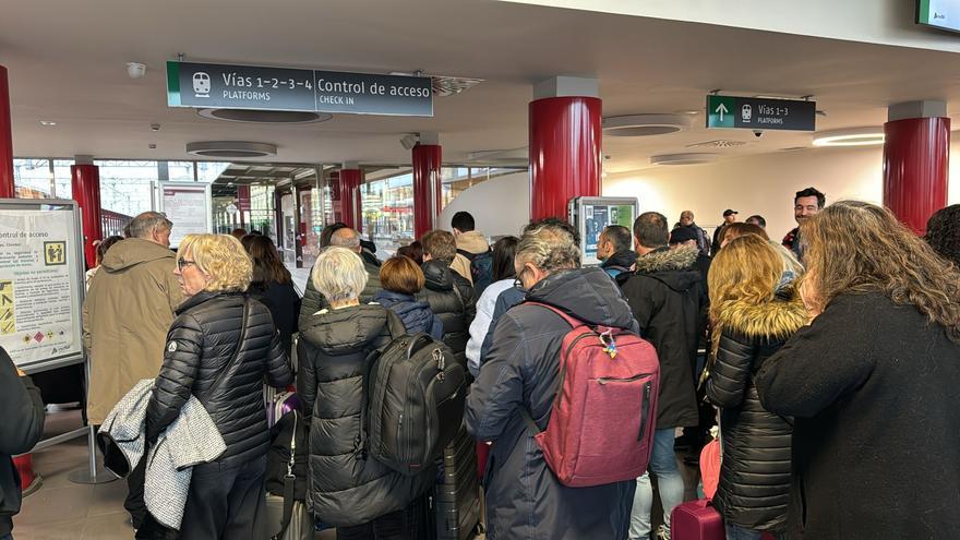 Otra jornada caótica en el tren asturiano: retrasos de tres horas, remolques y desesperación