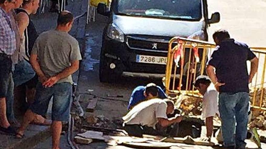 Reparaciones de una avería en la red de abastecimiento de Fermoselle el pasado año.