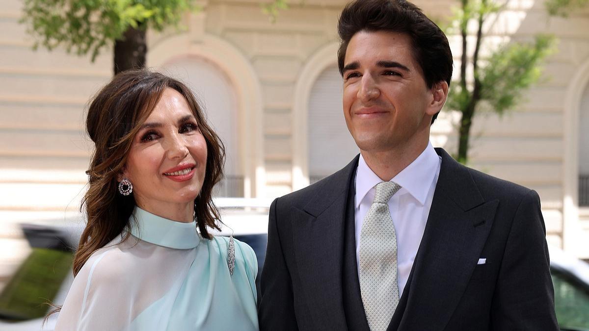Paloma Lago con su hijo Javier García-Obregón Lago el día de su boda con Eugenia Gil, en mayo de 2024.