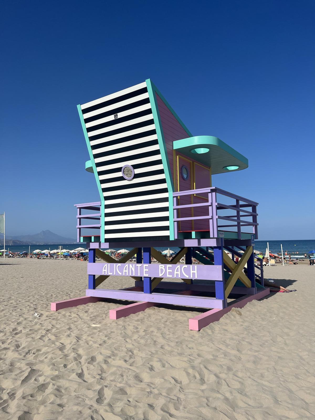 Torre de socorrismo en la playa de San Juan, en Alicante