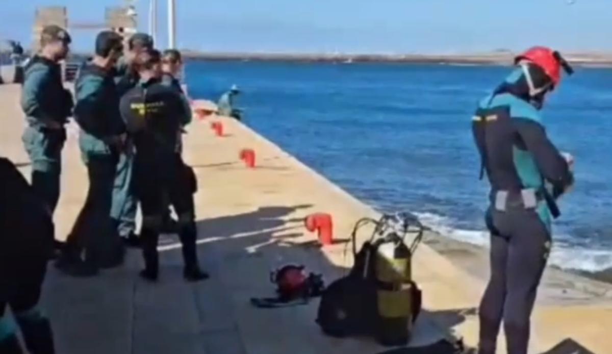 Buzos de la Guardia Civil en la búsqueda.