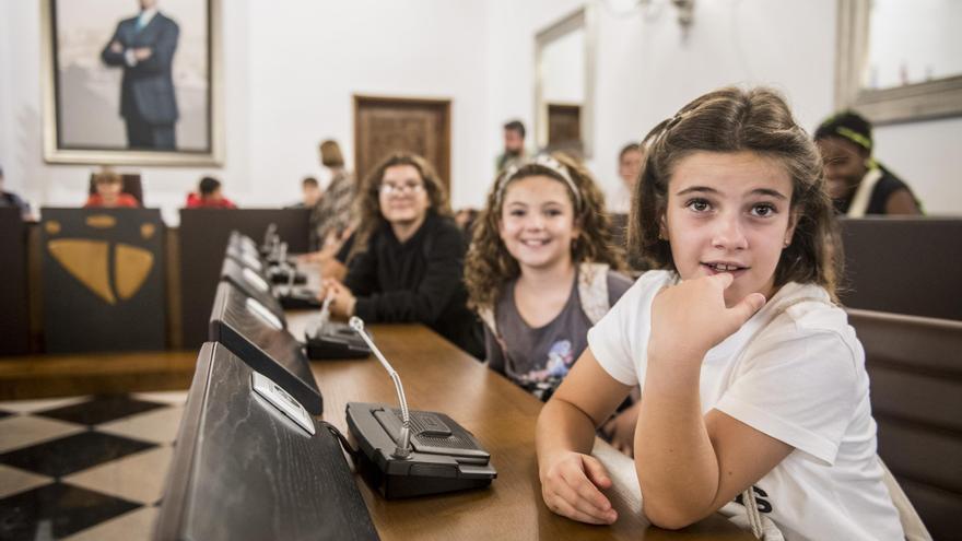 El colegio de Almoharín y Aspace, los primeros en entrar en palacio