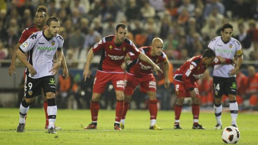 Roberto Soldado se encarga de ejecutar el penalti con el que el Valencia redujo distancias y que acabó siendo insuficiente.