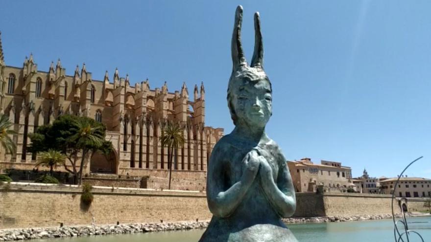 La escultura &#039;Usagi&#039; de Leiko Ikemura permanecerá en el Parc de la Mar hasta el mes de agosto