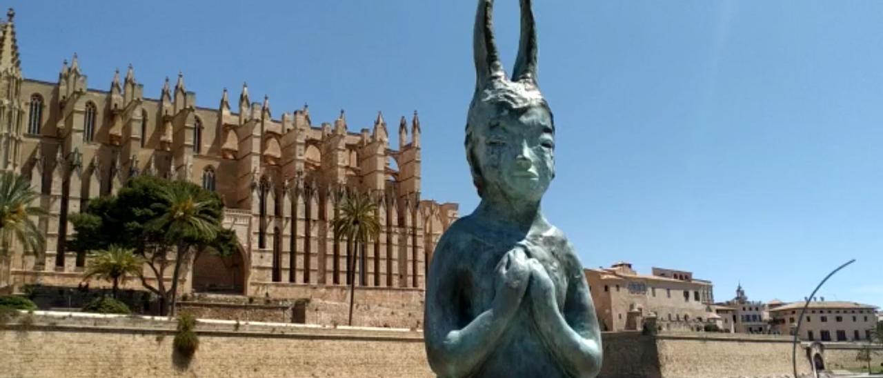 La escultura 'Usagi' de Leiko Ikemura permanecerá en el Parc de la Mar hasta el mes de agosto