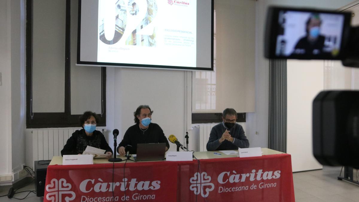 D&#039;esquerra a dreta, la directora de Càritas de Girona, Dolors Puigdevall; el responsable de l&#039;Observatori de la Pobresa de l&#039;entitat, Josep Maymí i el president de Càritas a Salt, Jordi Valentí, a la presentació de l&#039;estudi