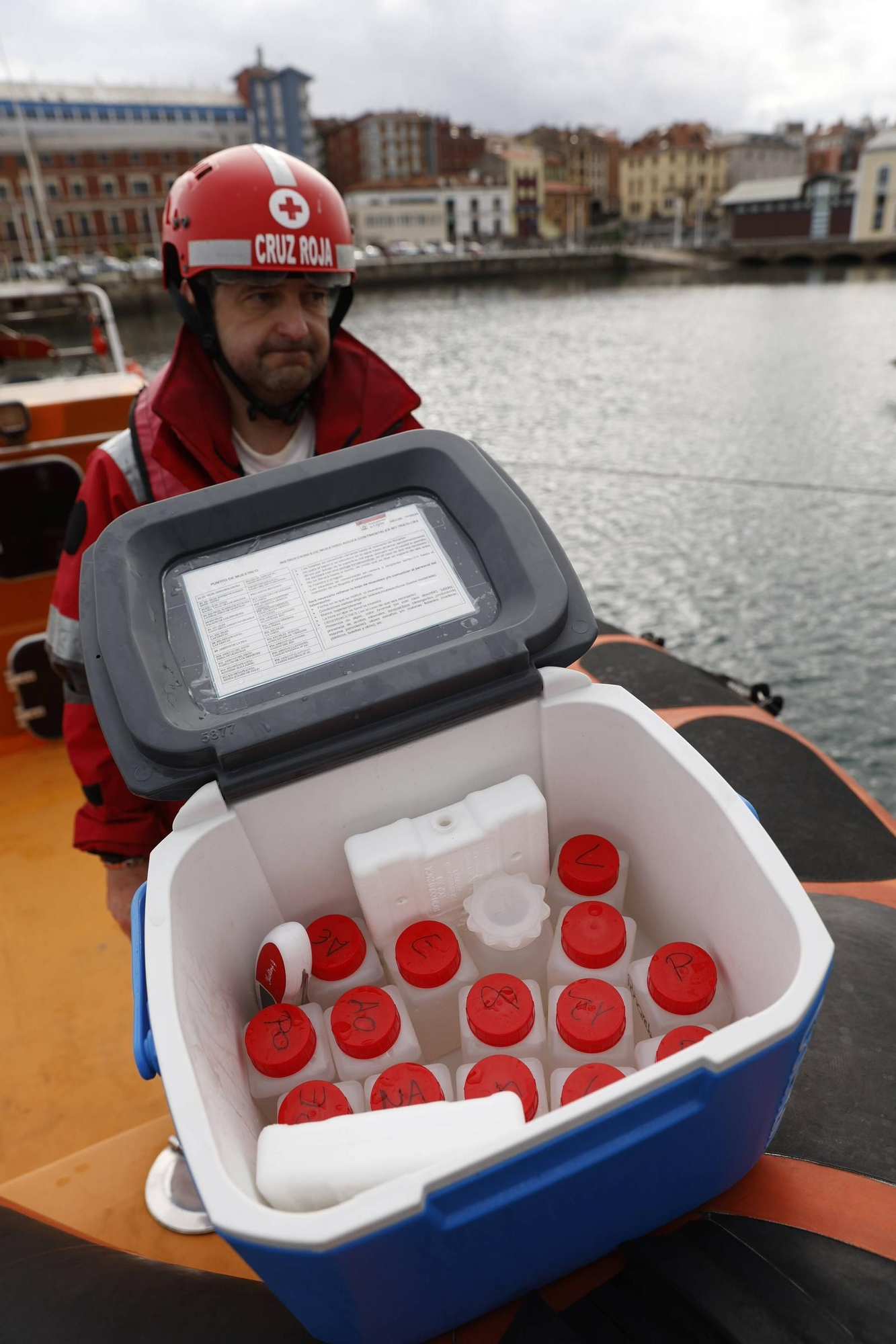 Así se controla la calidad del mar en Gijón durante la temporada de baños (en imágenes)