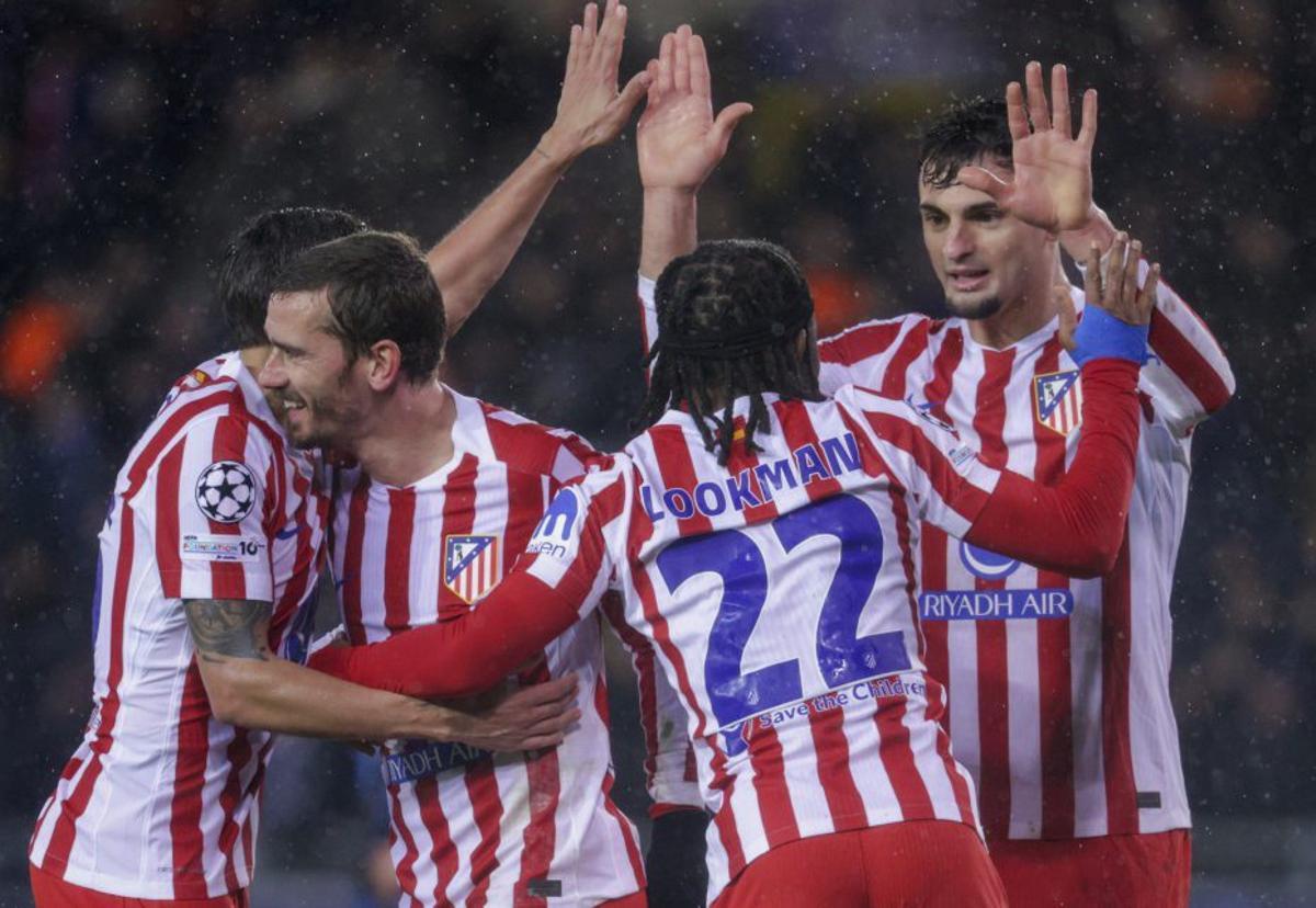Los jugadores del Atlético celebran uno de los goles. | EFE