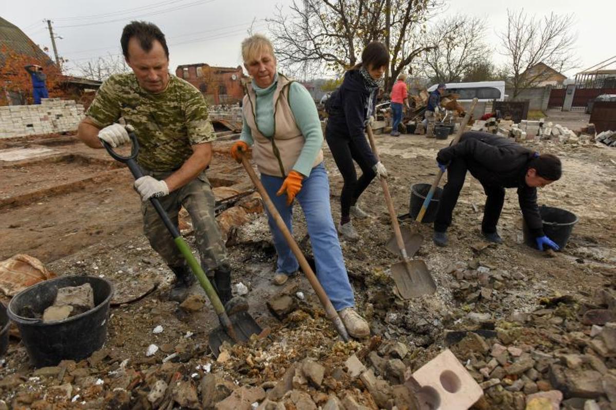 Bo Mozhemo (Porque podemos) Habitantes de Chernihiv y  Novoselivka, cuyas casas fueron dañadas durante la invasión rusa, crean movimiento de ayuda mutua para restaurarlas