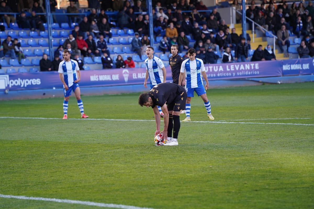 Sergio Moyita coloca la pelota en el punto de penalti de El Collao, en la cita del domingo contra el Alcoyano.