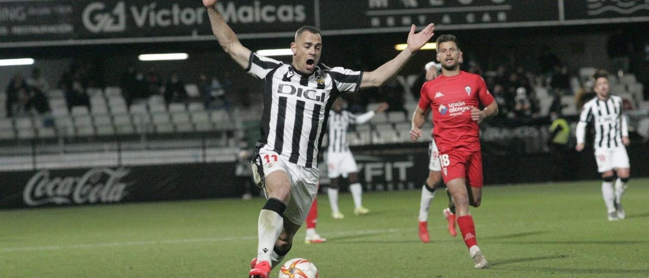 César Díaz apenas pudo generar ocasiones en el duelo entre el Castellón y el Alcoyano.