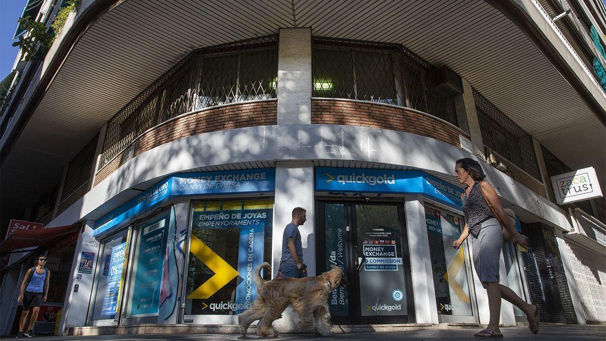 Fachada de un edificio de la calle de Casanova, donde algunas oficinas del entresuelo se están reconvirtiendo en viviendas sin cédula.
