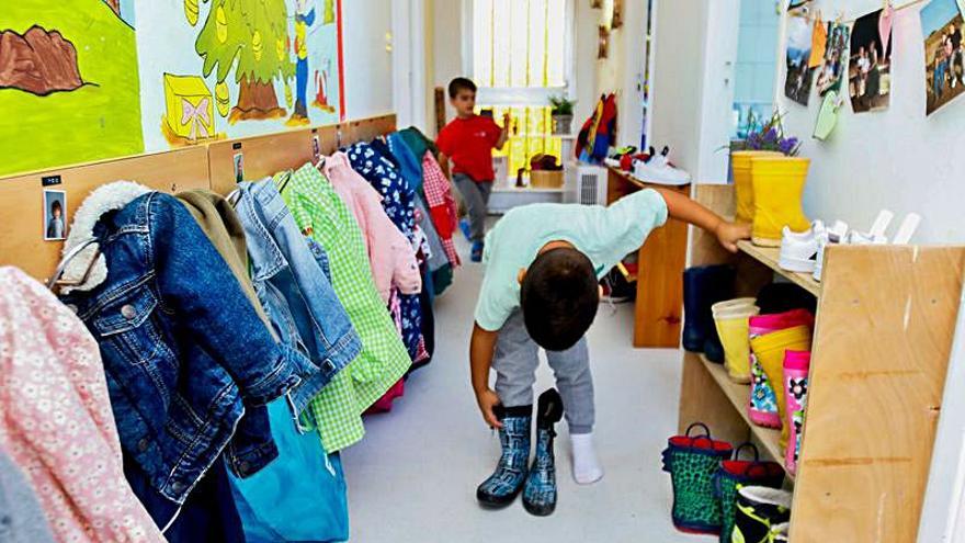 Además de mandilón, gorra y calzado con velcro, los alumnos del CRA de Meis llevan al cole botas de agua y chubasquero para salir al patio cuando llueve. En el aula están con pantuflas, casi como en casa.