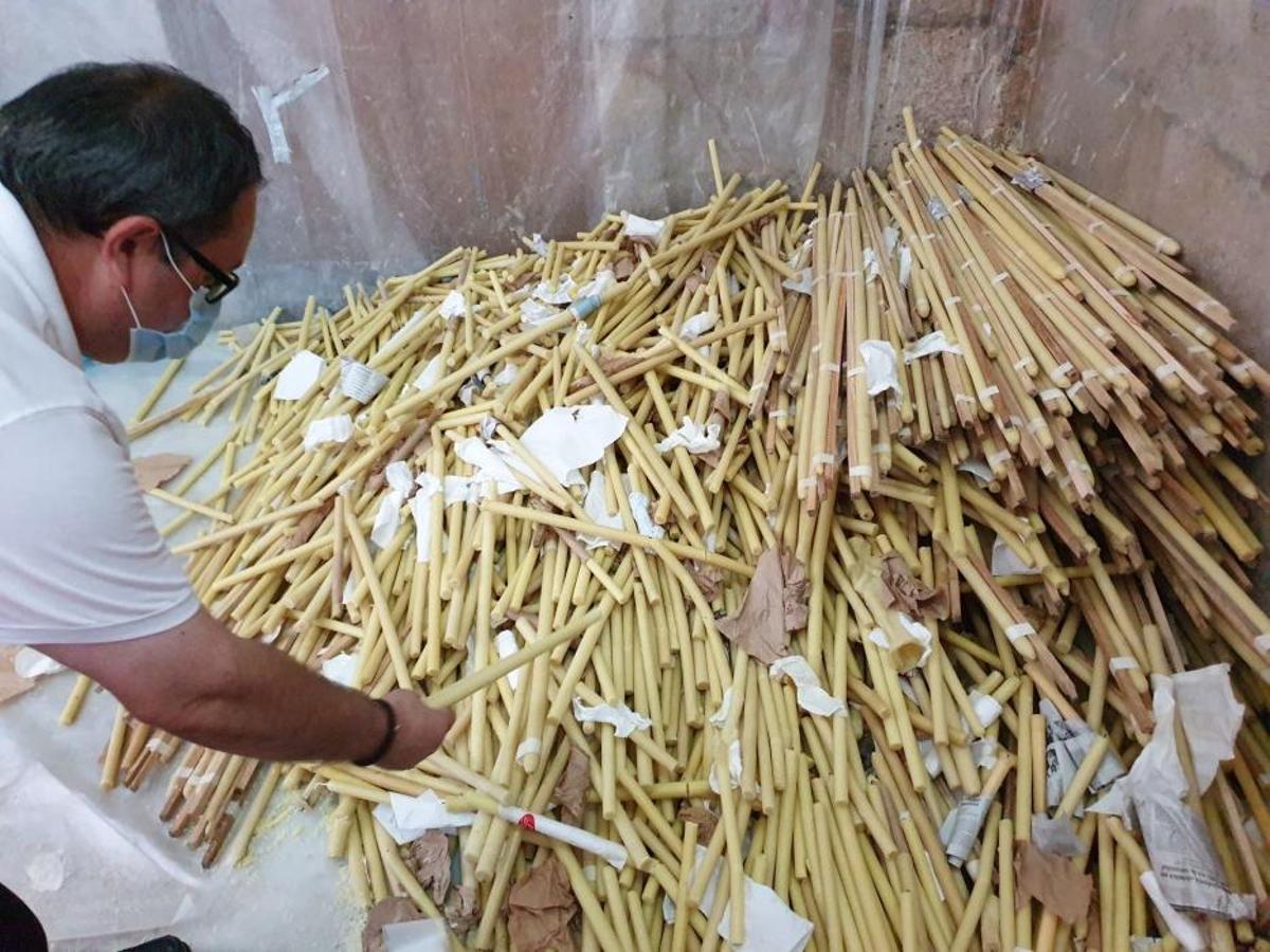 La pandemia no frena la pasión por el Cristo. A pesar de que la Covid-19 ha impedido, por primera vez en la historia, la celebración de la multitudinaria procesión, centenares de fieles recorren desde ayer las calles de la ciudad y el Casco Vello para rendirle homenaje.