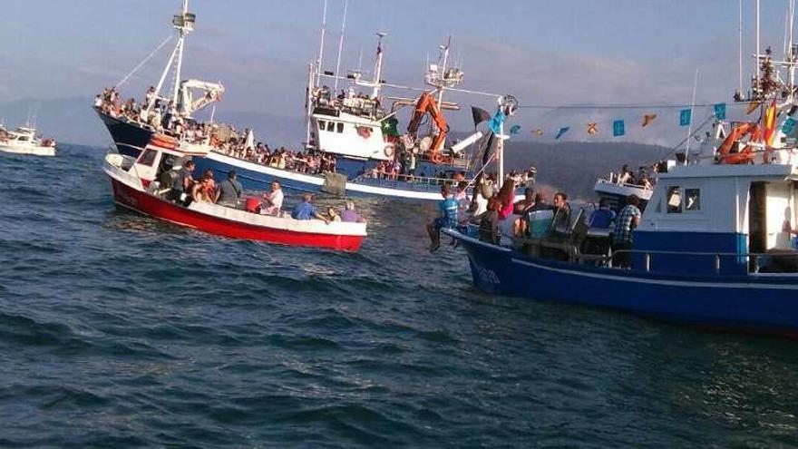 &quot;La Nueva Emperatriz&quot; con la Virgen del Carmen (en el recuadro) a bordo, durante la procesión marinera de ayer en Lastres.