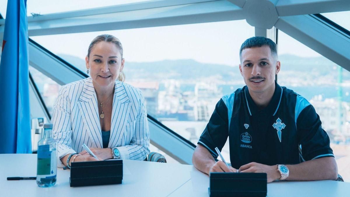Mouriño y Bryan Zaragoza, durante la firma del contrato.