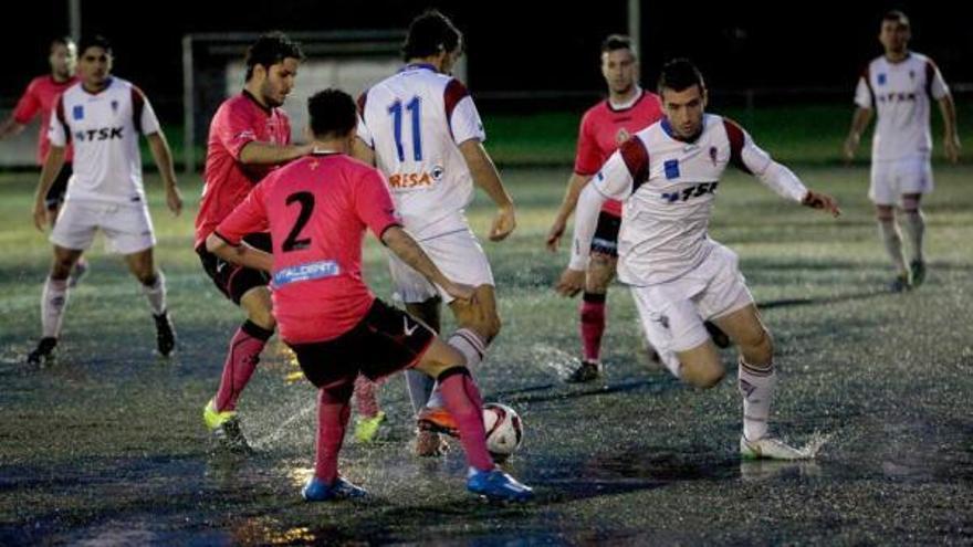 Barquero trata de combinar con Javi Manín ante la presión de los caudalistas David y Pelayo Castañón.