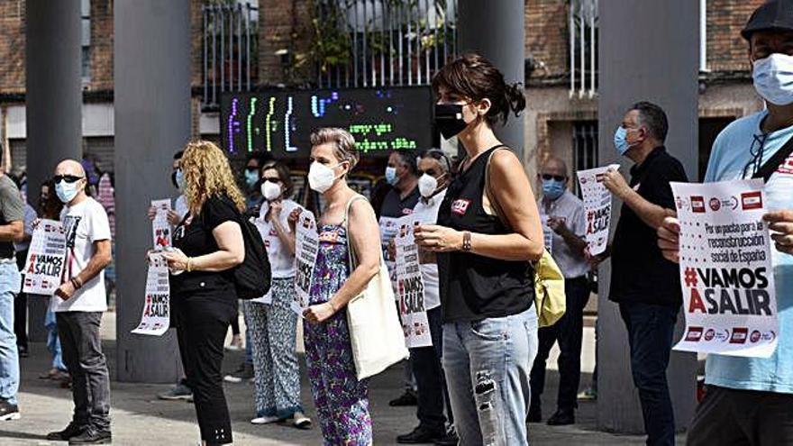 Imagen de la concentración con los manifestantes distanciados y con mascarillas.