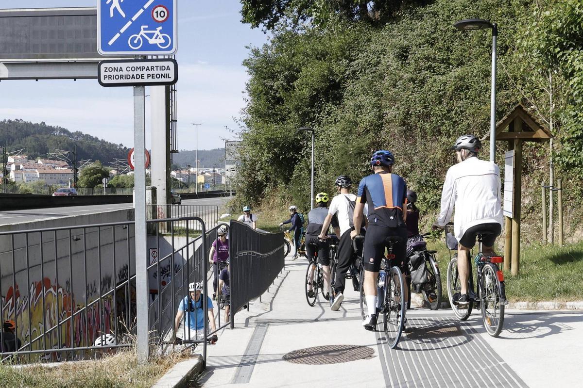 Una marcha ciclista reclama cambios en la movilidad de Santiago: "Pedimos que se pense tamén nas bicicletas e nos peóns" Una marcha ciclista reclama cambios en la movilidad de Santiago: "Pedimos que se pense tamén nas bicicletas e nos peóns"